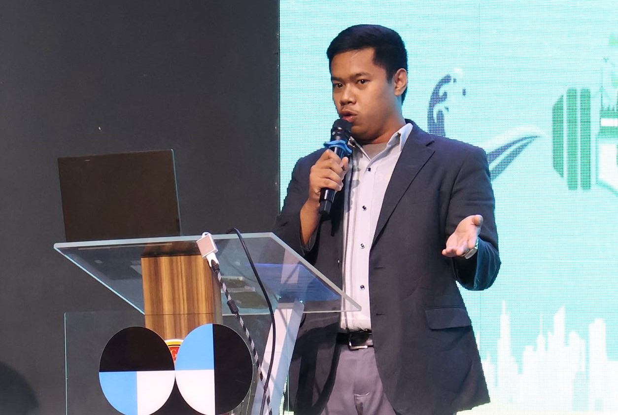 Subang President Moderates Key Forum at Visayas Seminar on PAGTANAW 2050